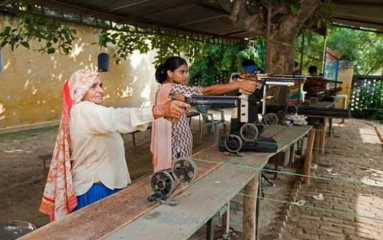 मिलिए 84 साल की दुनिया की सबसे बुजुर्ग शार्प शूटर रिवॉल्वर दादी से 