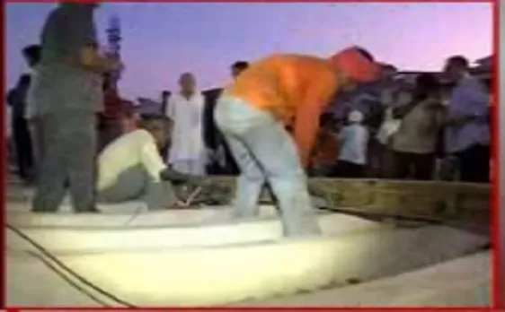 ट्रेन हादसा: 4 अधिकारी सस्पेंड, DRM और GM छुट्टी पर भेजे गए