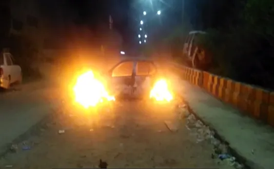 उत्तर प्रदेश के आगरा में रोड किनारे खड़ी कार में लगी आग
