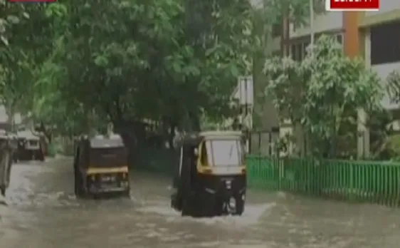 भारी बारिश के कारण थमी मुंबई की रफ़्तार 