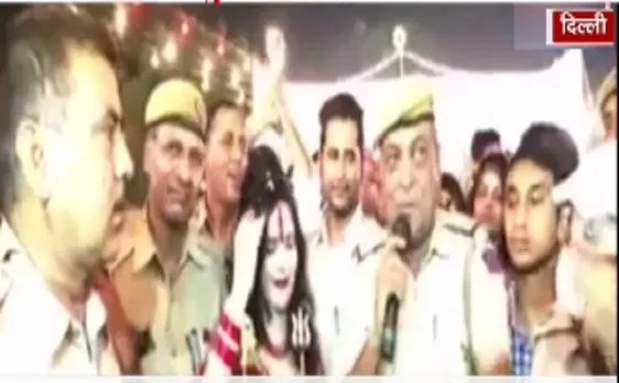  दिल्ली: पुलिसकर्मियों ने लगाए राधे मां के जयकारे 
