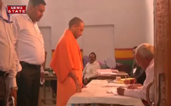 नगर निकाय चुनाव में वोट डालने पहुंचे सीएम योगी आदित्यनाथ