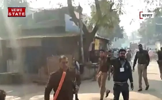 कानपुरः पोलिंग बूथ पर बवाल, पुलिस ने की लाठीचार्ज