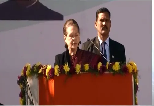 सोनिया ने राहुल को कांग्रेस अध्यक्ष बनने पर दी बधाई 
