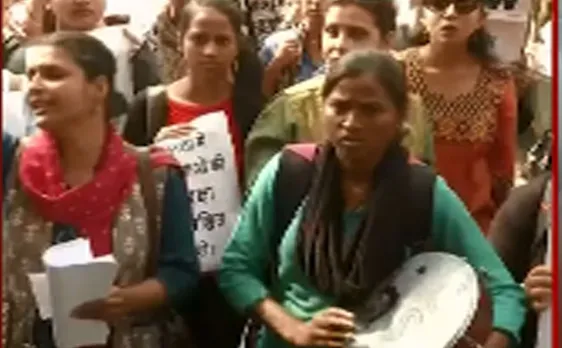 डीयू की छात्राओं ने सुरक्षा को लेकर सड़कों पर किया विरोध प्रदर्शन