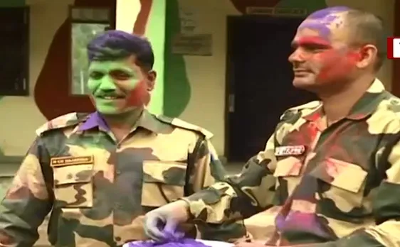J&K: बॉर्डर पर तैनात जवानों ने मनाया होली का जश्न