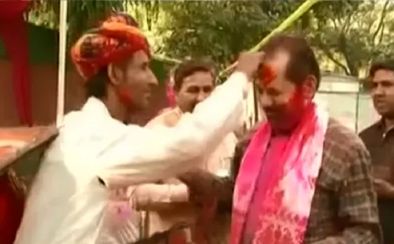 राजनाथ ने घर पर खेली होली, बजाया ढोल