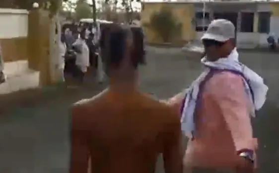 MP: भीड़ ने युवक को सरेआम पीटा, जूतों की माला पहनाई
