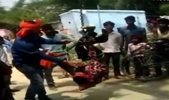 बिहार: मोबाइल चोरी के आरोप में युवक को क्रेन से लटकाया