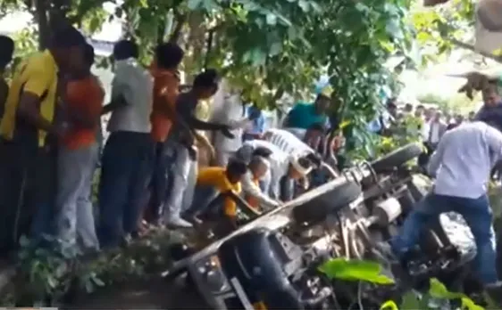 पटना के गर्दनीबाग में बच्चों से भरी स्कूल वैन गिरी गड्ढे में