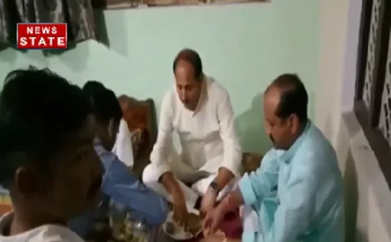 दलित के घर जाकर मंत्री जी ने खाया हलवाई के हाथ का खाना