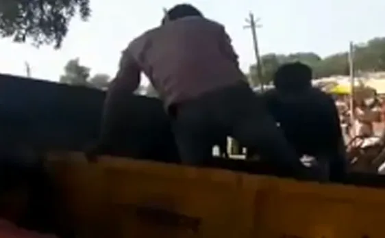 मध्य प्रदेश में इंसानियत शर्मसार, कचरा गाड़ी में ले जाया गया शव
