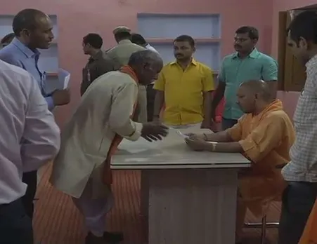 गोरखनाथ मंदिर में सीएम योगी ने लगाई जनता दरबार