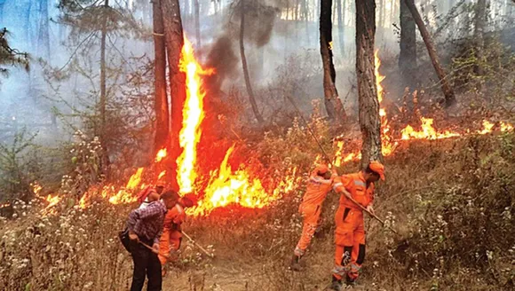 उत्तराखंड के जंगलों में लगी आग रिहायशी इलाको तक पहुंची
