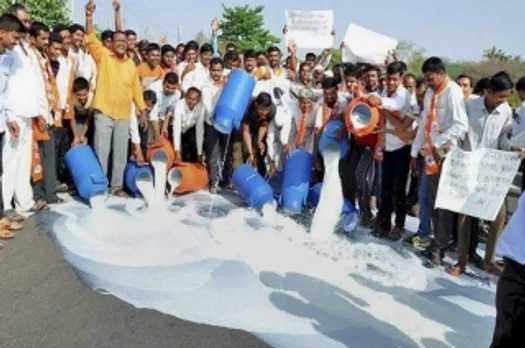 किसान आंदोलन : हाइवे पर बहाया पानी की तरह बहा दूध