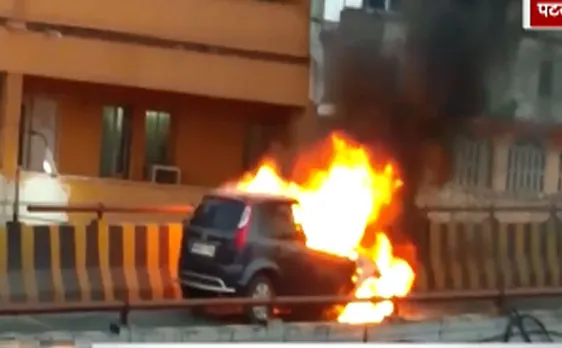 बिहारः पटना में चलती कार में लगी आग, रोका ट्रैफिक