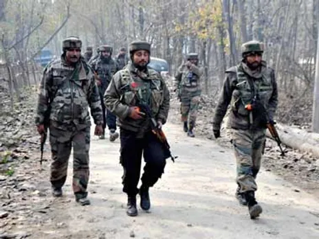 J&K: कुलगाम में सुरक्षाबलों के साथ झड़प, तीन लोगों की मौत 