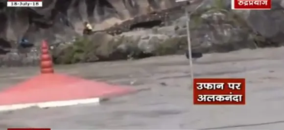 गुजरात में आसमान से बरशी आफत, बाढ़ से जनजीवन प्रभावित