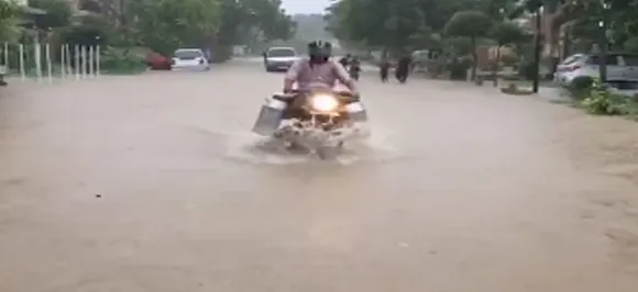 दिल्ली-एनसीआर में गरज के साथ तेज़ बारिश, नोएडा की सड़कों पर भरा पानी