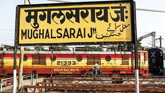 मुगलसराय स्टेशन का हुआ 'भगवाकरण'