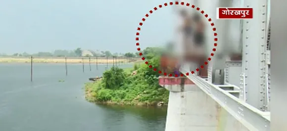 गोरखपुर में रेलवे पुल पर बच्चे खेलते है मौत का खेल