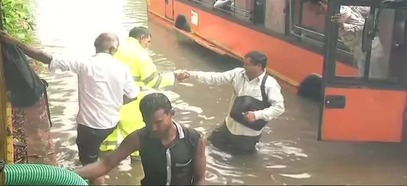 दिल्लीः भारी बारिश की वजह से पानी फंसी बस, यात्रियों को सुरक्षित बाहर निकाला