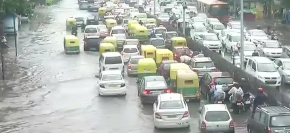 दिल्लीः भारी बारिश के बाद ट्रैफिक में फंसे लोग