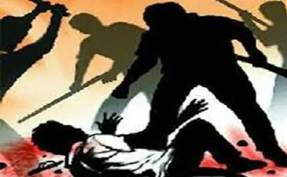 युवक ने दारोगा को डंडे से मार-मार कर किया बेहोश, वीडियो में देखें कैसे बेरहमी से पीटा दारोगा को
