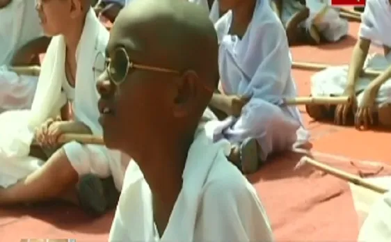 महात्मा गांधी जयंती: गांधी जी के लिबास में दिखे छोटे बच्चे