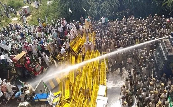 विभिन्न मांगों को लेकर किसानों ने किया प्रदर्शन, पुलिस ने आंसू गैस के गोले छोड़े