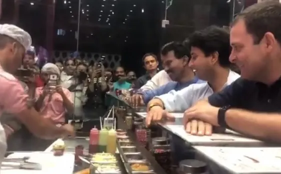 राहुल गांधी ने चखा इंदौर का जायका