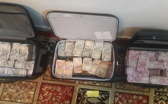 जयपुर: IRS अफसर के घर छापेमारी, 2 करोड़ रुपये कैश बरामद 