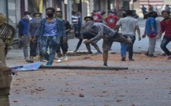 J&K: गणतंत्र दिवस पर पत्थरबाजों ने स्कूली बस पर बरसाए पत्थर