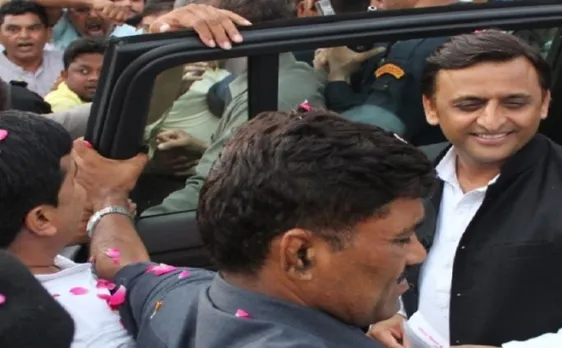 संगम नगरी पहुंचे अखिलेश यादव, निरंजनी अखाड़े में संतों से मिले