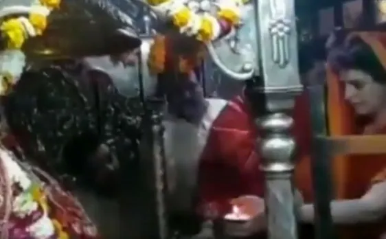 प्रियंका गांधी पहुंचीं विध्यवासिनी मंदिर, विजिटर बुक में लिखा-जय माता दी