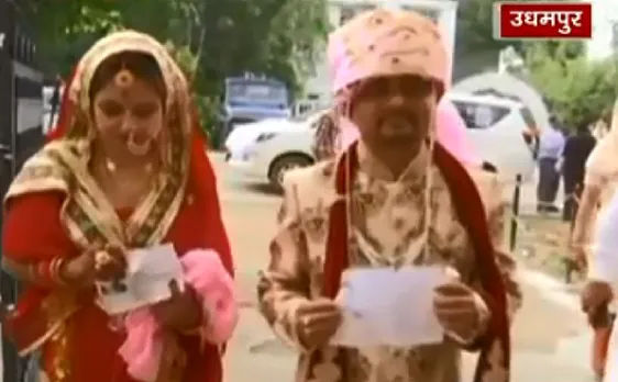 Election 2019 2nd Phase Poll : फेरे लेने के बाद पहुंचे पोलिंग बूथ पर दूल्हा-दुल्हन 