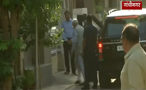 Lok Sabha Election 3rd Phase : वोट डालने से पहले PM नरेंद्र मोदी अपनी मां का आशीर्वाद लेने पहुंचे 