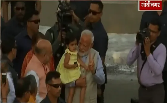 Lok Sabha Election 3rd Phase : मां से मुलाकात के बाद वोट डालने पहुंचे PM नरेंद्र मोदी 