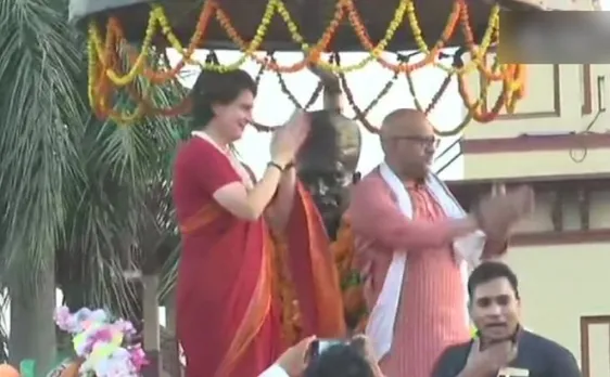लोकसभा चुनाव 2019: प्रियंका गांधी का का वाराणसी में रोडशो, उमड़ी भीड़