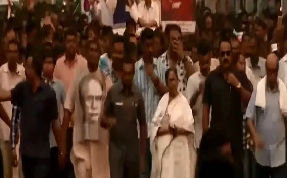 लोकसभा चुनाव 2019: हिंसा के विरोध में ममता बनर्जी ने निकाला पैदल मार्च