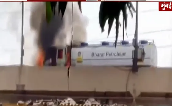 Mumbai : पेट्रोलियम से लदे टैंकर में लगी आग 