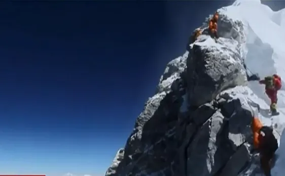 एवरेस्ट पर हुआ ट्रैफिक जाम, 18 पर्वतारोहियों की हुई मौत 