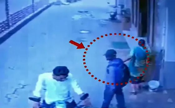 VIdoe : मुंबई में बदमाशों का आतंक, महिला के गले से छीनी चेन 