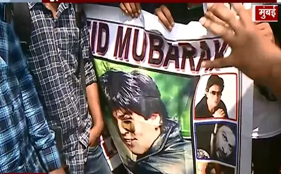 Eid Mubarak : Shahrukh Khan के घर के बाहर प्रशंसकों की भीड़ 