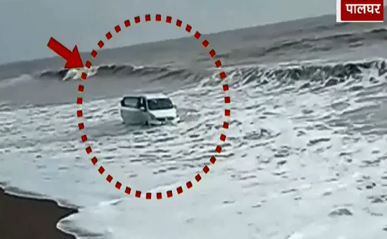 4 बजे 4 ख़बर : समंदर में जब फंसी सैलानियों की कार 