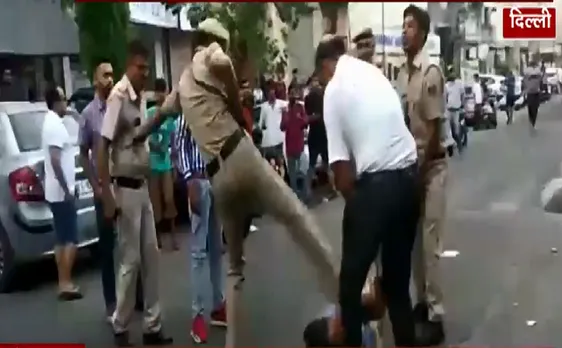 खौफनाक खाकी : दिखा बीच सड़क पर पुलिस का थर्ड डिग्री वाला चेहरा 