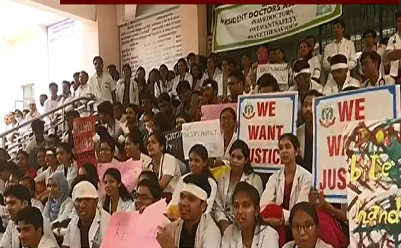 Bengaluru : हड़ताल के साथ-साथ मरीजों का इलाज भी 