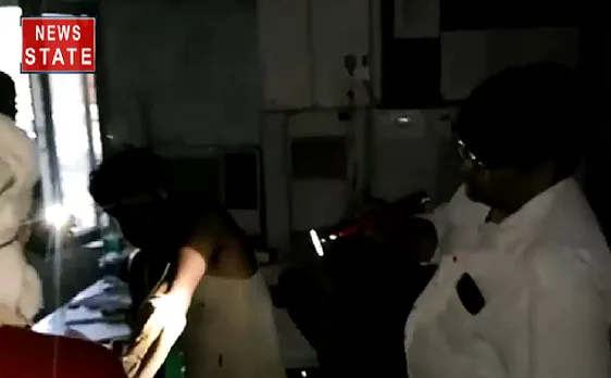 Khabar Vishesh : अंधेरे में डूबा अस्पताल, टॉर्च और मोबाइल की रोशनी का भरोसा