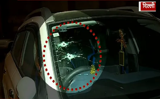 महिला पत्रकार की कार पर हमला, अज्ञात हमलावरों ने गोली चलाई 