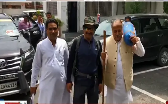 Uttarakhand : ट्रैकिंग की ड्रेस पहन कर विधायक पहुंचे विधानसभा 